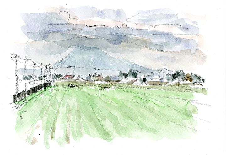 山全体は霞み山頂は雲隠れ、手前には分厚い雲。夕暮れ時でも無いのに、雲の隙間の薄い雲は微妙に赤い色合いを見せている。