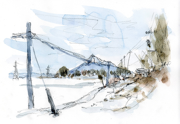 除雪の為積み上げられた排雪の雪山を上り下りし、北から見るトンガリ山頂の「岩木山」。