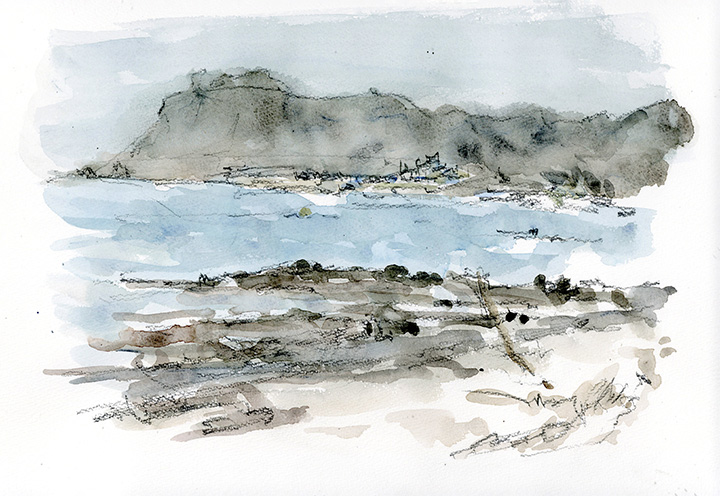 「下前漁港」のある小泊岬。岬全体が、かすかに霞んでいた。